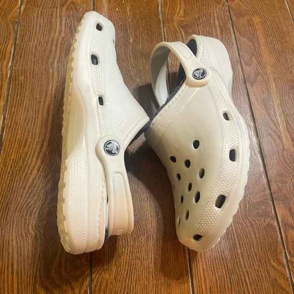 ❌SOLD❌Crocs White Lined Clogs Slippers Womens Size 10 Faux Fur Fuzzy - Picture 3 of 8